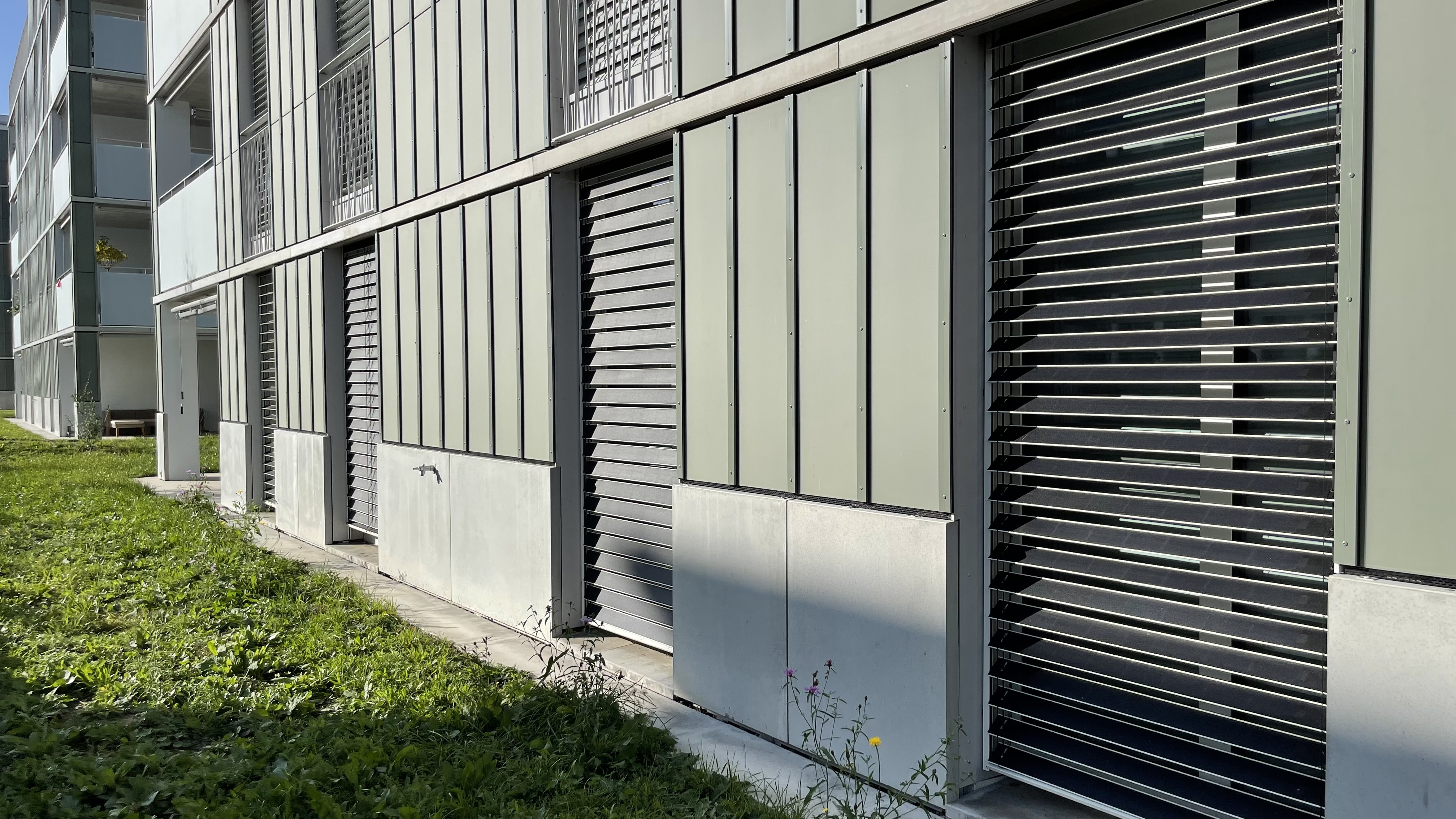 Fassade mit Solarmodul Jalousien